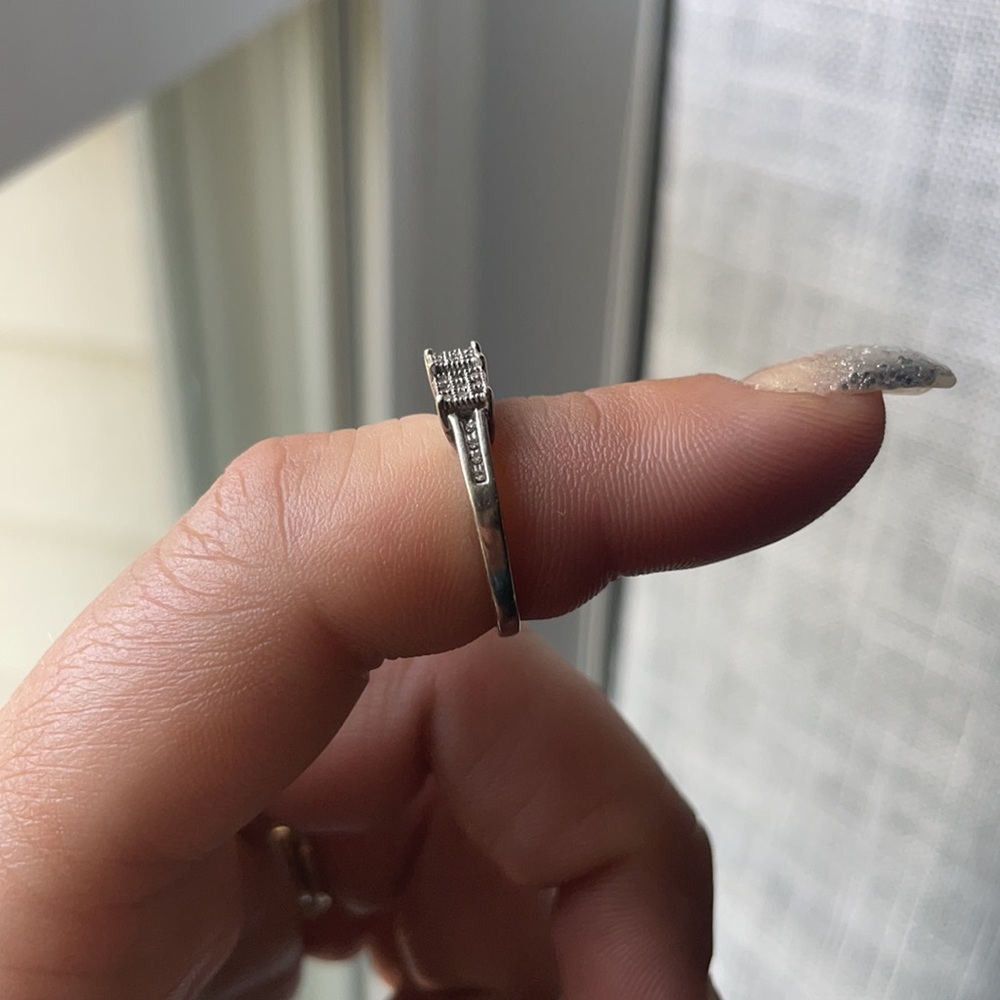 10k WG DIAMOND RING - Picture 4 of 7